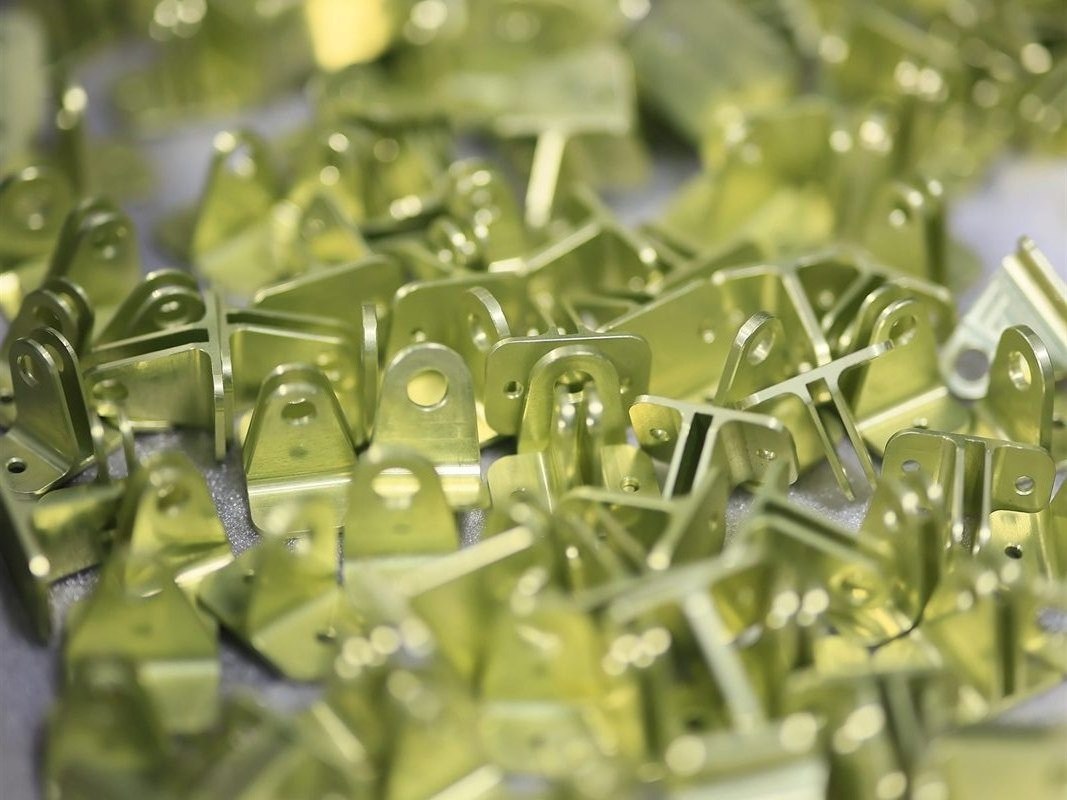 Gold chem-film coated aluminium brackets in a finishing tray