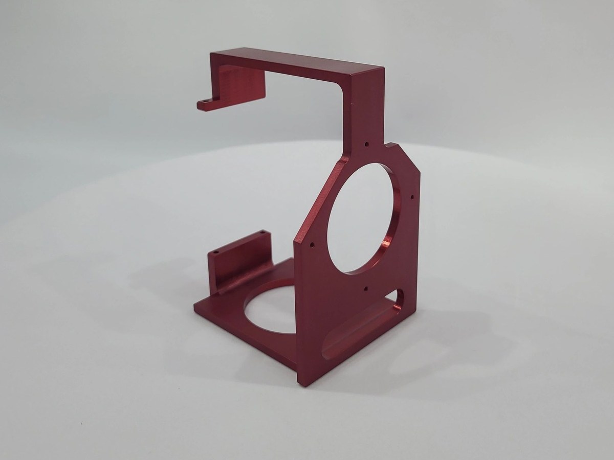 Red-anodized aluminium bracket for an imaging device
