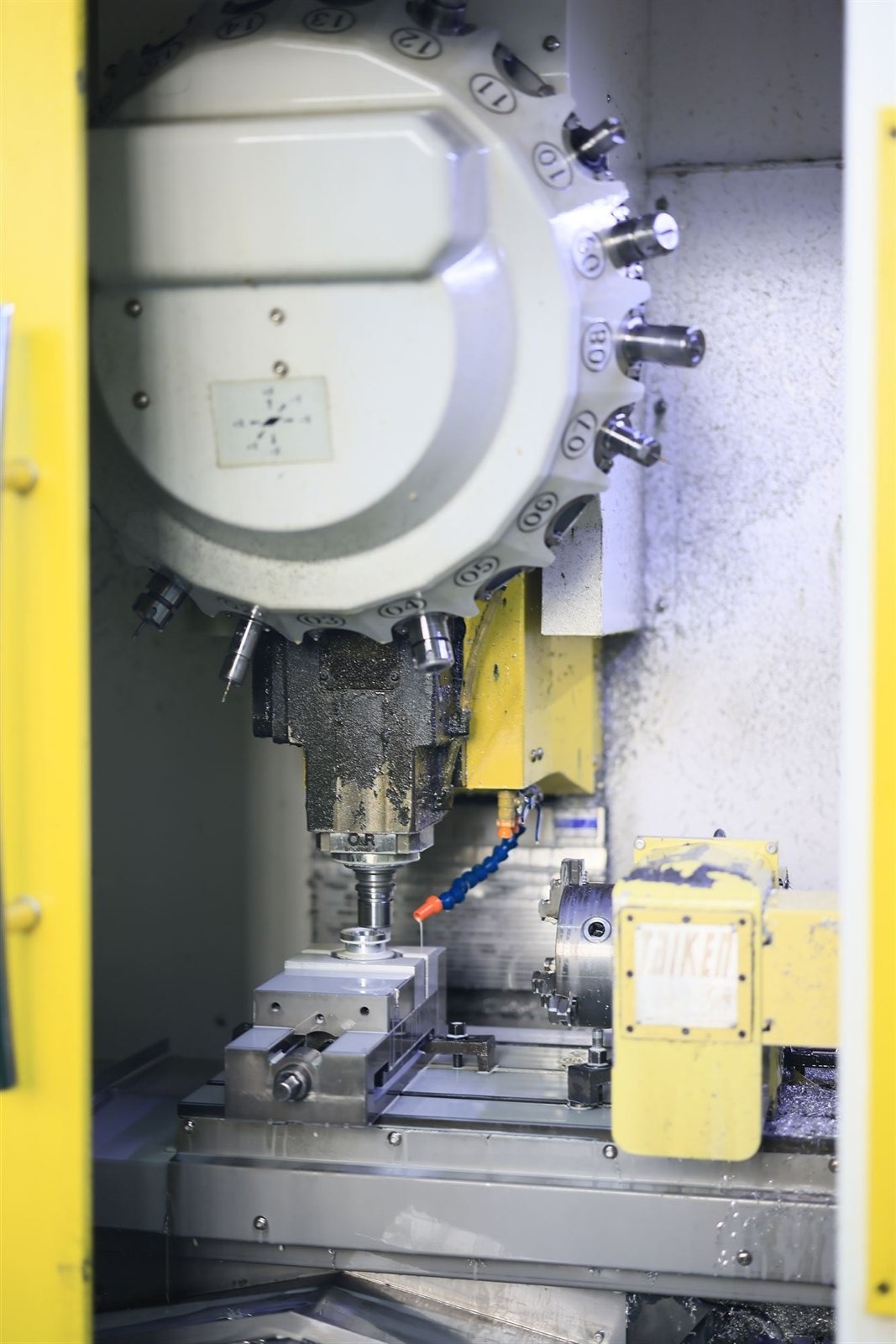 Automatic tool changer and spindle inside a CNC machining centre